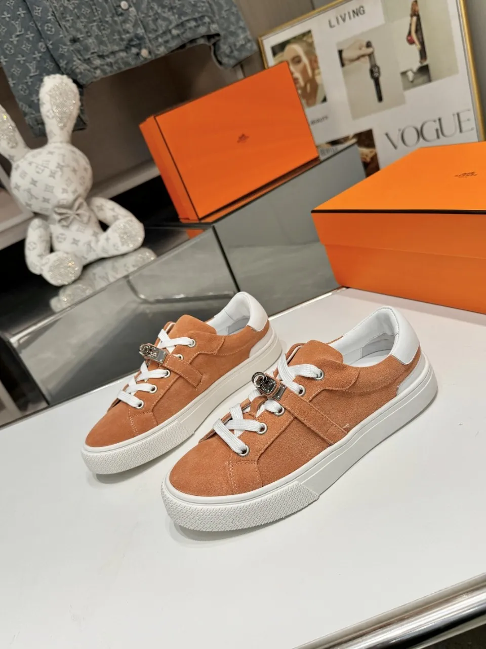 Men's Men's Shoes💰620❤️❤️❤️HERMES 2021 latest Kelly buckle white sneakers are online! The highest version on the market! Purchasing level quality! The H family rarely produces flat casual shoes, and they are styled with classic palladium-plated Kelly shoe buckles! Create a fashionable urban look that perfectly embodies the noble and elegant style of Hermès! Material selection: Fabric imported cowhide, lining + foot pads imported sheepskin, original molded TPU outsole, heavy gold molded kelly buckle full of texture Size: Female: 35-41 (41 is not returnable) Male: 39-45 (45 is not returnable)